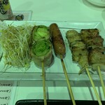 ギョウザとやきとりの又兵衛 - 右から、スタミナバラ、とり皮、ウインナー、レタス巻き