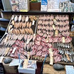 魚とや - ◎美味そうな干物たち。猫ちゃんに持っていかれないのだろうか⁈