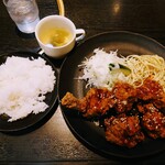 炭火酒菜ニョッキ - 令和5年8月
            日替わりランチ 800円
            とりの唐揚げとサラスパ、ライス、スープ