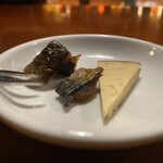 バー ウダ - 鯖とチーズの燻製