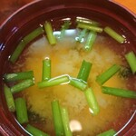 福家 - お味噌汁と小鉢付き。ランチ 八幡丼 税込900円