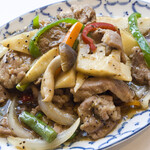 Stir-fried beef with oyster sauce: Nua Pat Nam Man Hoi