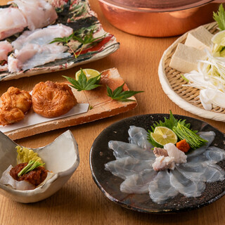 2kg前後の国産とらふぐと、こだわりの合わせ出汁を使用。