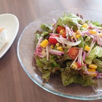 リストランテ アクアパッツァ - パスタセットのサラダとフォカッチャ