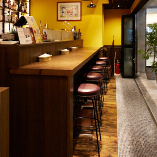 お一人様でも気軽に立ち寄れるカウンター席。デートにもおすすめです。