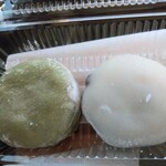 ちからもち - １個100円の大福２種類　草餅と豆餅　あんこの味も程よく美味しい
