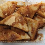 ちからもち - あべ川もち　うすく伸ばしたお餅を一口サイズの三角にカットしてきなこと黒蜜で和えた状態でパックされてます　ちょっとレンチンすると抜群に美味しい♥