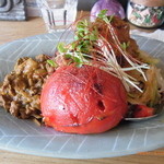 森林食堂 - タンドリーチキン丼に猪カレーかけ＆焼きトマトのせ
