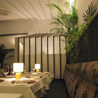 어반 리조트 레스토랑 해방적인 높은 천장과 자연 공간