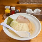 翔鶴 - 「塩らーめん 麺大盛無料」(¥730-税込)の登場です。久しぶりに来たら作り手がいつもの人ではありません。どうかな？