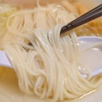翔鶴 - 細麺の麺肌に地鶏脂と地鶏スープが絡みます。ずっ、ずっ、ずーーー　う~ん美味美味！
