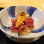 にくの匠 三芳 - 肉のたたきと赤ウニを赤酢のシャリで。