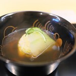 にくの匠 三芳 - お椀は毛ガニを冬瓜で包んで。