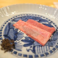 にくの匠 三芳 - 定番、たんの昆布締め。