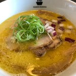 RAMEN MUSICA - 2種類の豚チャーシューと紫玉ねぎ、ネギが映えます！