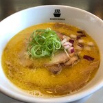 RAMEN MUSICA - 鶏白湯に鶏脂が輝きます。