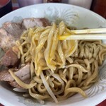 ラーメン二郎 - 黄身を絡めて箸あげ