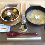 フードテラス たびーとキッチン - 温かい釜めし・具沢山の豚汁