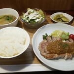 キッチン ブルー グローブ - 豚ロースソテー　はちみつ梅と香味野菜ソース