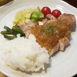 キッチン ブルー グローブ - はちみつ梅と香味野菜ソースが、たっぷりなので、直ぐにご飯を乗せます