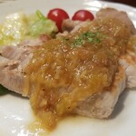 キッチン ブルー グローブ - 豚ロースソテーの断面