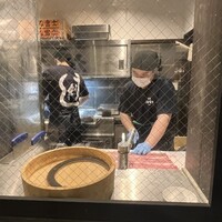 炭焼 うな富士 有楽町店 - 「向かい」では、まさに鰻を捌いているところもガラス越しに見ることができます。（何だか複雑な気持ち）