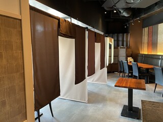 Ginza Hakobune - 暖簾仕切りの半個室テーブル席。ロールカーテンを上げて最大16名様までご利用可能です。