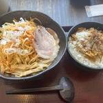 Menya Kisui - ネギ味噌(手揉み平打ち麺) 大盛、ミニ辛メンマ丼