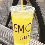 LEMONADE by Lemonica - ソーダレモネードのラージにフレッシュレモン果汁追加