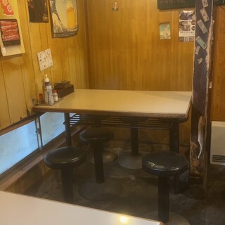 少人数利用のテーブル席です。会社帰りに一杯...