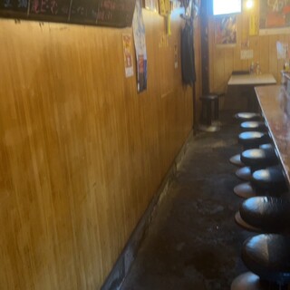 お一人でも気軽に。昔ながらの大衆居酒屋の雰囲気につつまれて...