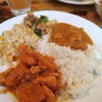 アジアンパール - 手前はレッドカレーかぼちゃが入って甘くて美味しかった。
奥はチキンカレーがマイルドでした。
ナンも食べ放題です。