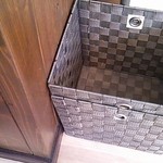 中山商店 - カウンター席用の荷物入れ。