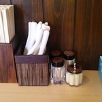 中山商店 - カウンター席の卓上。キレイに整えられています。