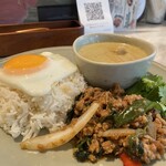 アジアンビストロ Dai - ガパオ&グリーンカレーのプレートが来ました！
      
      アイスコーヒー付きで1400円税込
      
      ひと口グリーンカレーを食べてみると…うんま！
      
      野菜とチキンのグリーンカレー