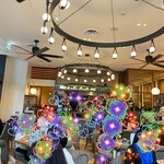 アジアンビストロ Dai 立川グリーンスプリングス店 - 店内写真…アジアンリゾート感満載
                                
                                天井高いし、女子比率も高い。
                                
                                カウンター以外満席。　カウンターへ通された。