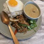 アジアンビストロ Dai - 野菜はナスとインゲンとピーマン
      
      インディカ米の上に目玉焼き
      
      ちょっとずつ崩してカレー&ガパオ　美味いっすね！