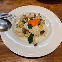 中国郷土料理 錦里 - 【贅沢ディナー+飲み放題】フカヒレ姿煮や、アワビ入り冬瓜スープ、北京ダックなど 贅沢豪華な全12品コース
                  新鮮ホタテ、イカ、季節野菜の炒め