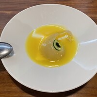 中国郷土料理 錦里 - 【贅沢ディナー+飲み放題】フカヒレ姿煮や、アワビ入り冬瓜スープ、北京ダックなど 贅沢豪華な全12品コース
                フカヒレの姿煮、南瓜ソース、キャビア添え