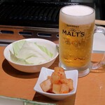 Yakiniku Yacchan - カクテキ、キャベツ、生ビール