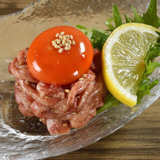 ``Rare Steak Yukhoe'' paired with homemade sauce goes perfectly with alcohol.