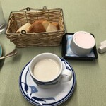 Mitachi Toraianguru - スープ：マッシュルームの冷製ポタージュ、パン、ハムペースト
