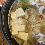 おふくろ亭 - 2023/08/08
      ホル鍋定食 大飯 ニンニク 600円
      ✳︎選べる小鉢は温泉玉子
      ピリ辛あじのチリソース 100円