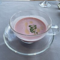 サザンタワーダイニング - 【レストランゾーン：フランセーズ】Wメイン盛り合わせなど全4品+乾杯スパークリングワイン付
                    ◾️スープ
                    シェフおすすめの冷製スープ