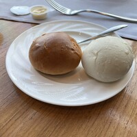 サザンタワーダイニング - 【レストランゾーン：フランセーズ】Wメイン盛り合わせなど全4品+乾杯スパークリングワイン付
                    パン