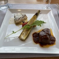 サザンタワーダイニング - 【レストランゾーン：フランセーズ】 W メイン盛り合わせなど全4品+乾杯スパークリングワイン付
                      ■メインディッシュ ※2品お選びください。
                      ・白身魚のグリル ポレンタソース
                      ・子羊のナヴァラン