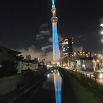 海老寿司 - 十間橋から見えるスカイツリー　逆さスカイツリーも見えます。写真より実際は大きく見えます。