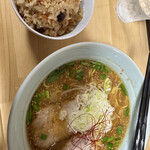 本格手抜きめし処 みんなのあじと - ピリ辛ラーメンとタコ飯