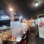 きさく - 店内装飾は結構広いオープンキッチン、洞窟みたいな内壁、白い石タイルが貼られた柱とカウンターの立ち上がり
            床もカウンターもクリンリネスが不十分(^_^;)
            ちょっとツラい( ノД`)…