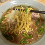 本格手抜きめし処 みんなのあじと - ピリ辛ラーメンの麺